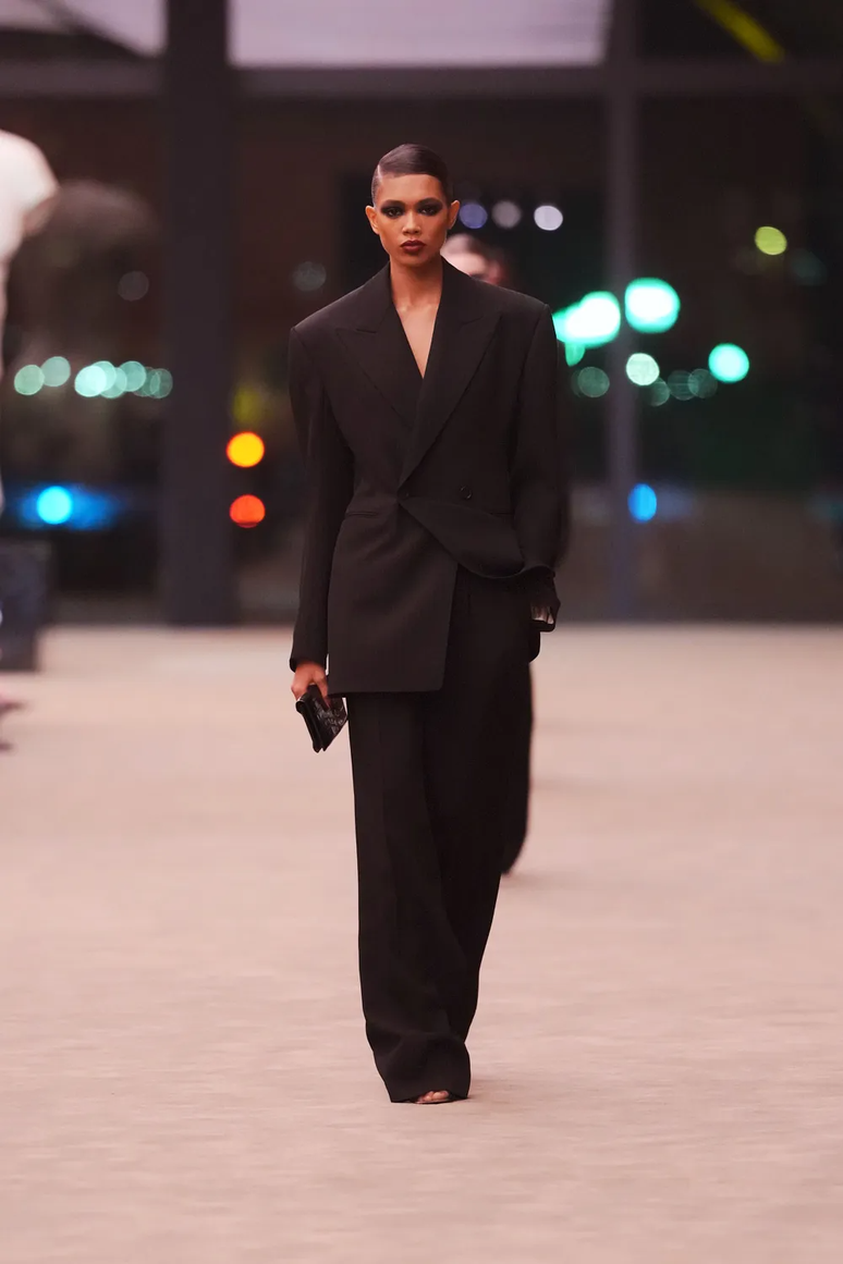 Thalita Ferreira defilando pela primeira vez e abrindo a apresenta&ccedil;&atilde;o da YSL em Paris, em mar&ccedil;o de 2026 
