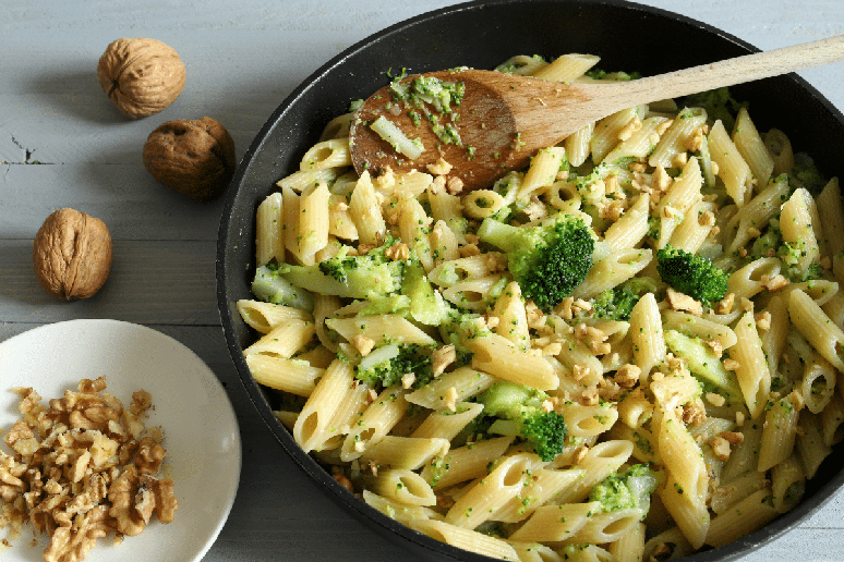 Penne com br&oacute;colis e nozes 