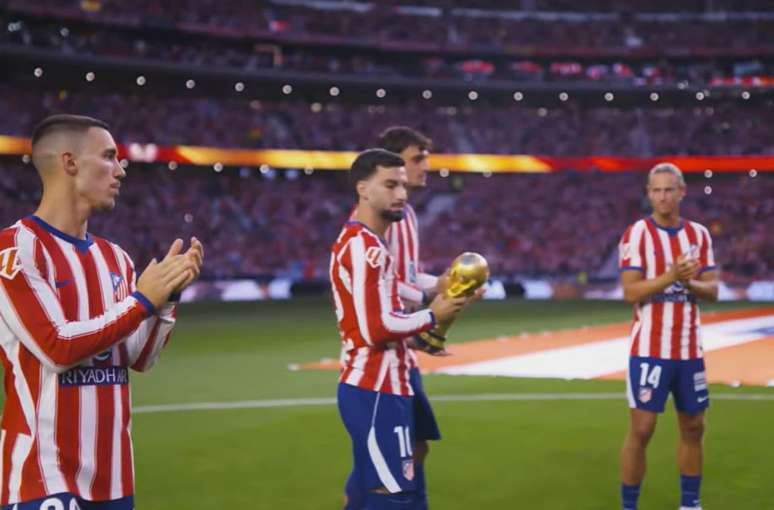 Ants do jogo, Grimaldo, Baena (com a ta&ccedil;a da Copa), Pubill e Llorente ganham aplausos da torcida. Afinal, o quarteto ajudou a Espanha a ganhar a Copa.