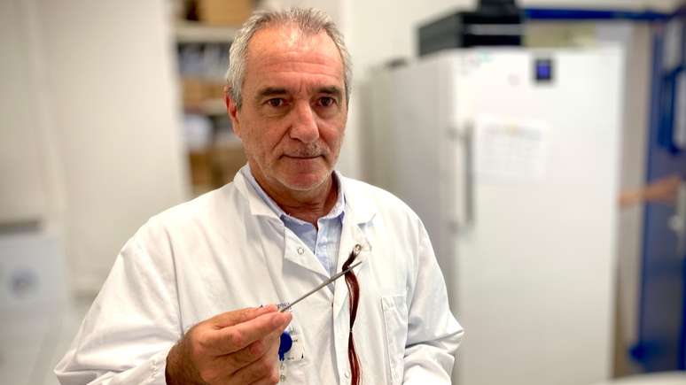 O professor Jean-Claude Alvarez analisa amostras, incluindo cabelos, em busca de drogas no laborat&oacute;rio de toxicologia