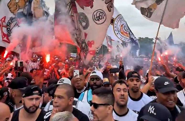 Interven&ccedil;&atilde;o judicial no Corinthians ganha apoio de organizadas com ato no Minist&eacute;rio P&uacute;blico &ndash;