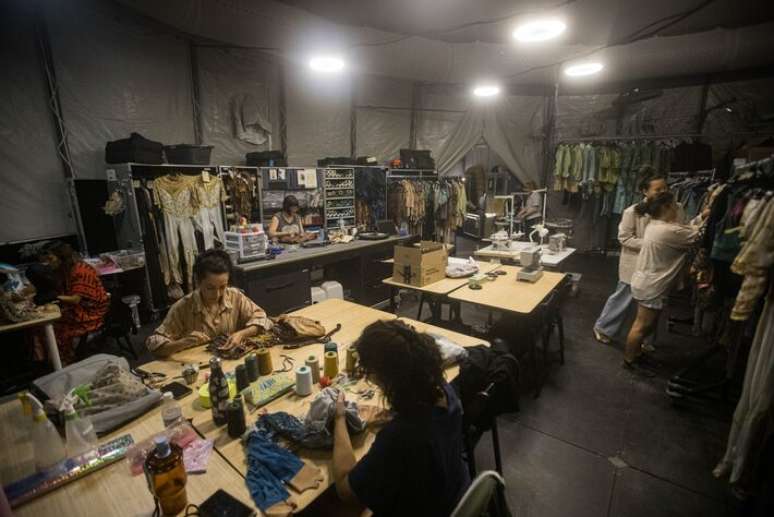 O espa&ccedil;o para prepara&ccedil;&atilde;o de figurino da equipe do Cirque du Soleil