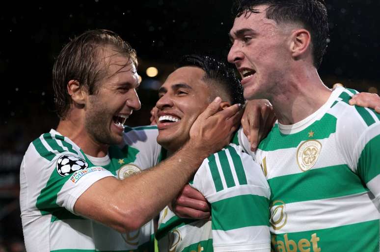 Jogadores do Celtic comemoram um dos gols marcados por Camilo Dur&aacute;n &ndash;