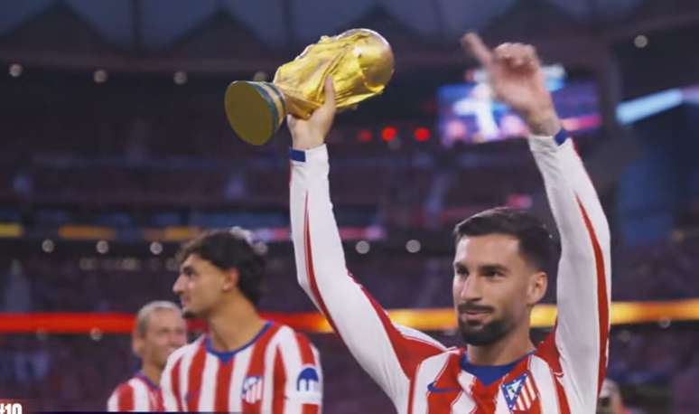 Alex Baena, destaque da Espanha na Copa, levanta a ta&ccedil;a do Mundial. Ele &eacute; um dos quatro jogadores do Atl&eacute;tico que foram campe&otilde;es mundiais nos EUA.