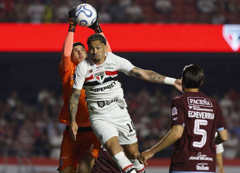 Luciano em campo pelo S&atilde;o Paulo diante do Bol&iacute;var &ndash;