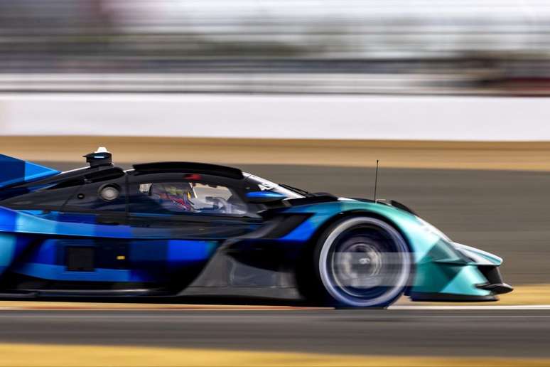 Harry Tincknell em pista com o Valkyrie