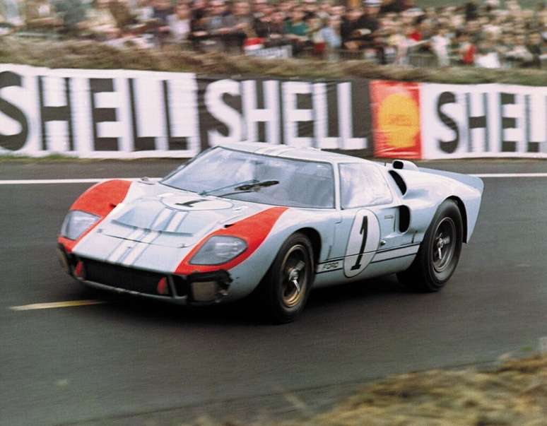 Ford GT40 durante as 24 Horas de Le Mans de 1966
