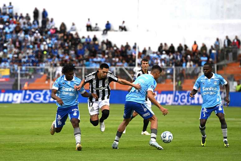 Caballero tenta passar pela marca&ccedil;&atilde;o dupla do Macar&aacute;.
