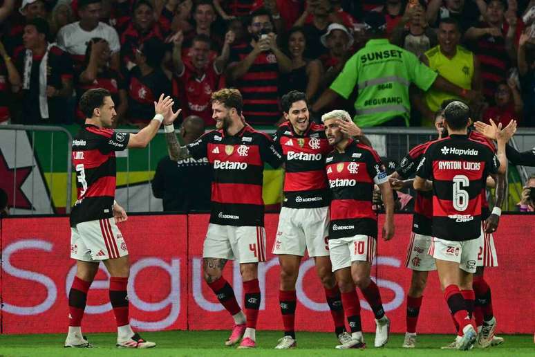 Pedro, ao centro, celebra o gol de Arrascaeta. Com belo passe seu.&nbsp;