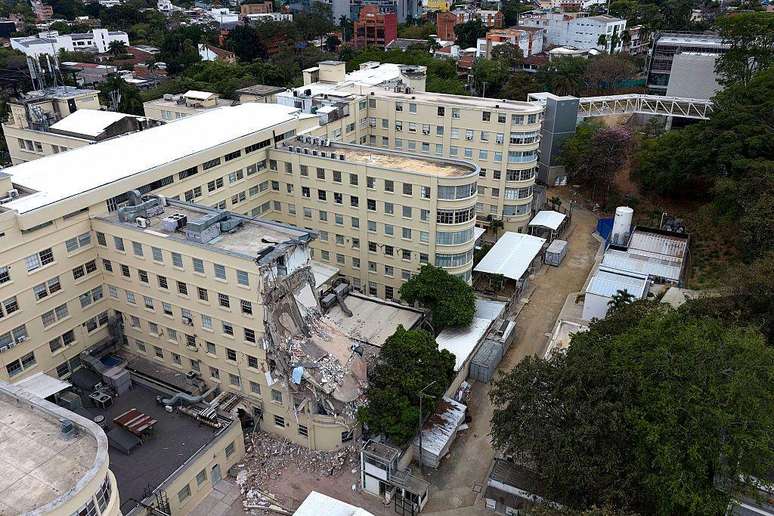 Vista a&eacute;rea mostra o edif&iacute;cio do Hospital Universit&aacute;rio del Valle destru&iacute;do ap&oacute;s o terremoto que atingiu Cali, Col&ocirc;mbia, em 12 de agosto de 2026