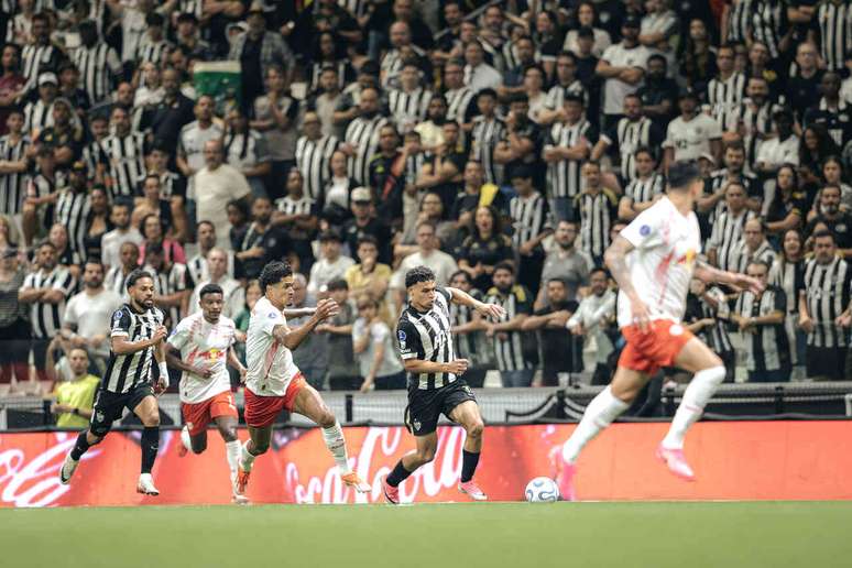 Jogadores de Galo e Bragantino em disputa de bola na Arena MRV &ndash;