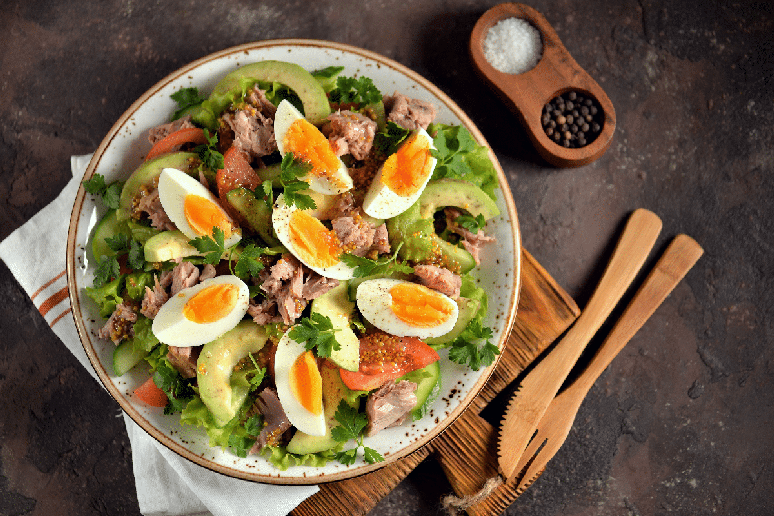 Salada de atum com ovo e abacate 