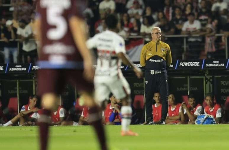 São Paulo passa ileso no primeiro tempo, mas vem sofrendo no segundo tempo –