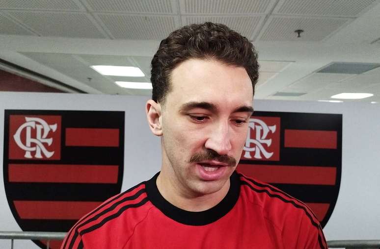 L&eacute;o Ortiz para e conversa com jornalistas na zona mista do Maracan&atilde; &ndash;