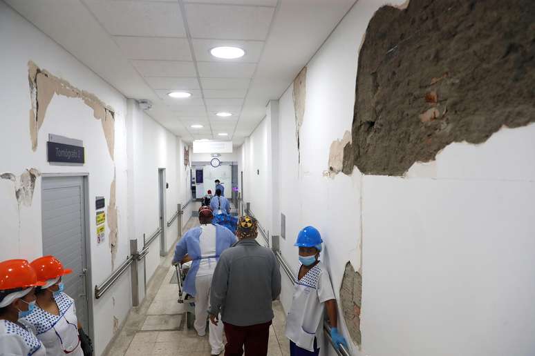 Equipe m&eacute;dica no Hospital Universit&aacute;rio del Valle (HUV), que sofreu rachaduras e danos estruturais em v&aacute;rias de suas paredes