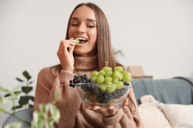Uma alimenta&ccedil;&atilde;o equilibrada ajuda a proteger a pele dos efeitos que favorecem o envelhecimento precoce 
