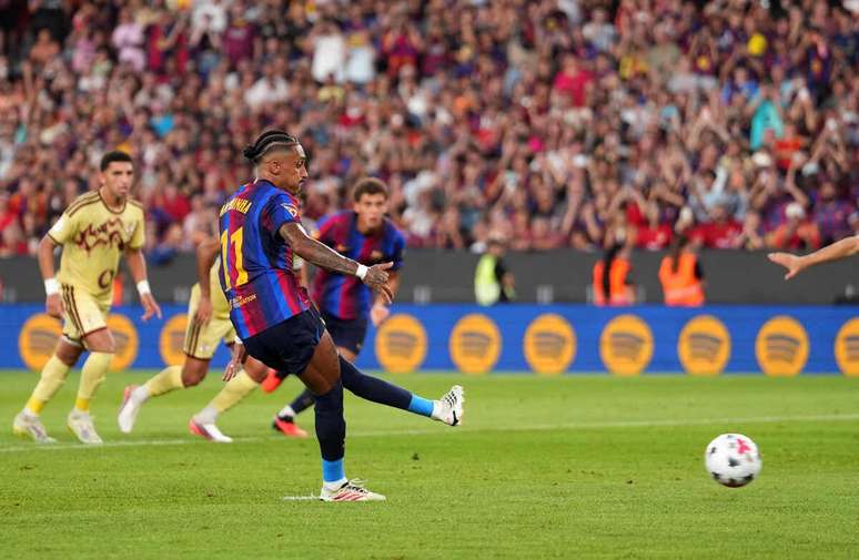 Raphinha marcou um dos gols do Barcelona na vit&oacute;ria sobre o Al-Ahly &ndash;