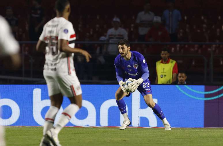 São Paulo passa ileso no primeiro tempo, mas vem sofrendo no segundo tempo –