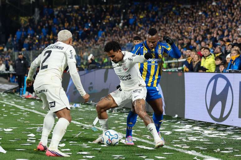 Allan e Jaminton Campaz disputando a posse de bola no jogo de ida. 