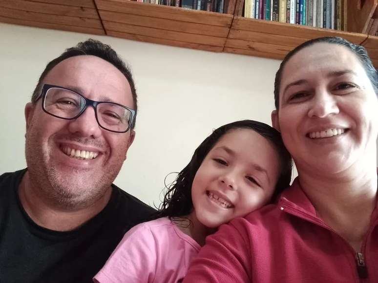 Sergio Fermino, a filha Isabela e a esposa Gislene 