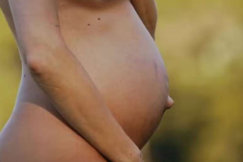 Isa Scherer posa para ensaio com barriga em evid&ecirc;ncia