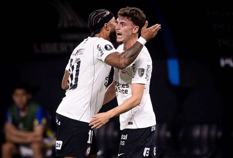 Breno Bidon ao lado de Memphis Depay, que reestreou com uma assist&ecirc;ncia &ndash;