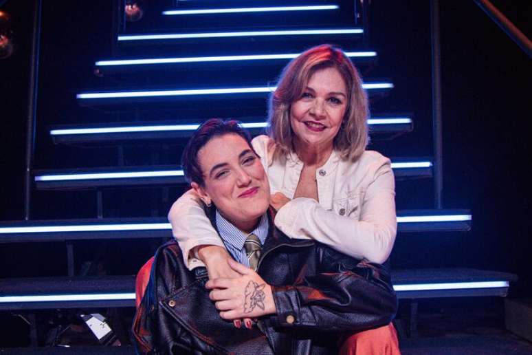 As atrizes Milena Machado (de jaqueta preta) e Stella Maria Rodrigues vivem, respectivamente, Ju Amaral e Dona D&eacute;a - irm&atilde; e m&atilde;e de Paulo Gustavo