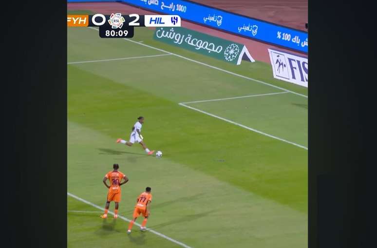 Summerville erra a cavadinha na vit&oacute;ria do Al-Hilal sobre o Al-Fayha, na Liga Saudita &ndash;