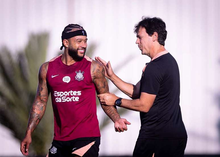 Memphis Depay junto de Fernando Diniz no Corinthians &ndash;