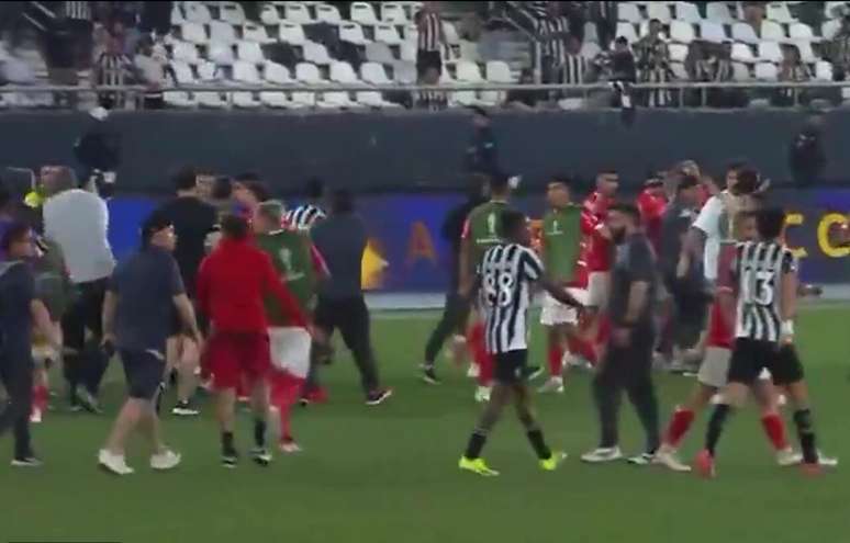 Imagens lament&aacute;veis ao fim de Botafogo x Cienciano &ndash;