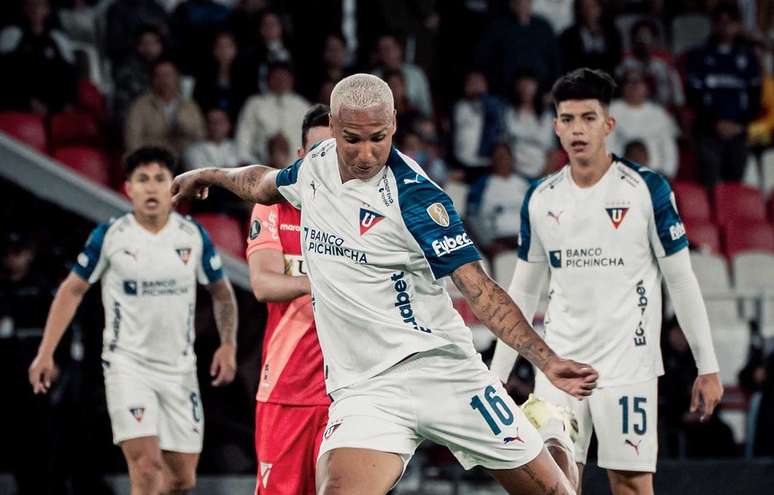 Deyverson em campo pela LDU nesta Libertadores &ndash;