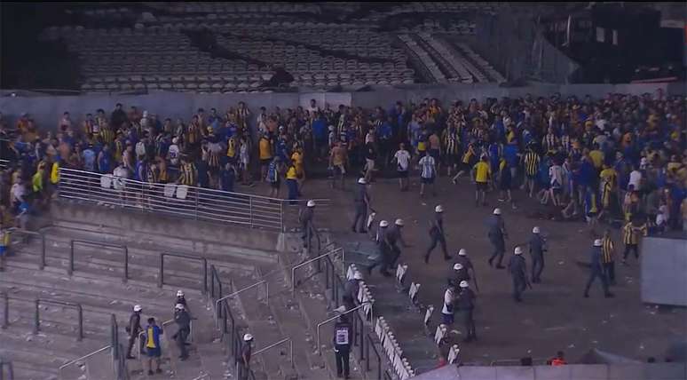 Confus&atilde;o entre policiais e torcedores do Rosario Central no setor visitante da Neo Qu&iacute;mica Arena &ndash;