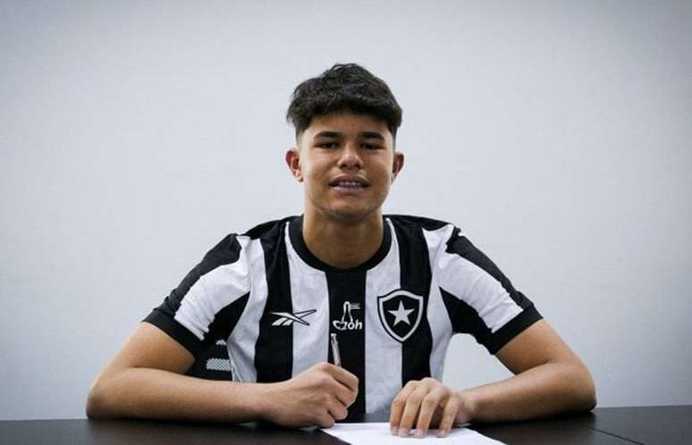 Bruninho atua como goleiro do Botafogo &ndash;