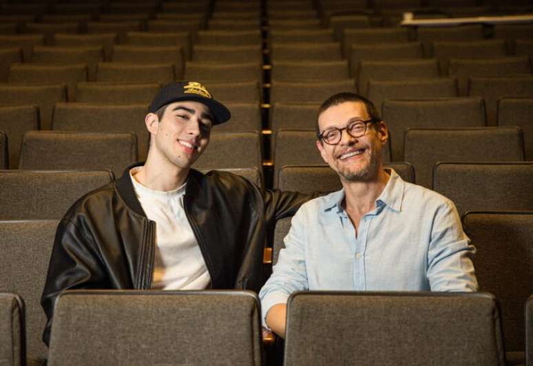 Jo&atilde;o Pedro Chaseliov e Pierre Baitelli dividem o papel de Paulo Gustavo em 'Meu Filho &Eacute; Um Musical'