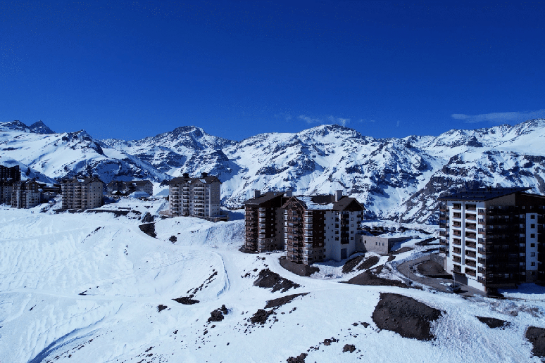Farellones permite combinar a viagem a Santiago com atividades na neve, incluindo esqui, tubing e passeios de tren&oacute; 