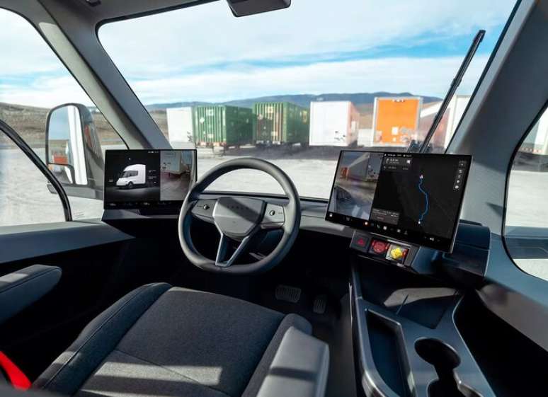 Interior do Tesla Semi chama aten&ccedil;&atilde;o pelo posto central do motorista e pelas telas gigantes sens&iacute;veis ao toque para opera&ccedil;&atilde;o do dia a dia.