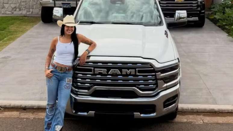 Ana Castela com Ram 3500