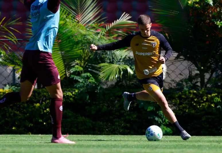 Gustavo Santana vem se destacando nos treinos do S&atilde;o Paulo &ndash;