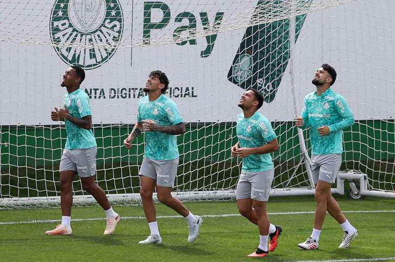 Flaco L&oacute;pez durante treinamento do Palmeiras nesta sexta-feira 
