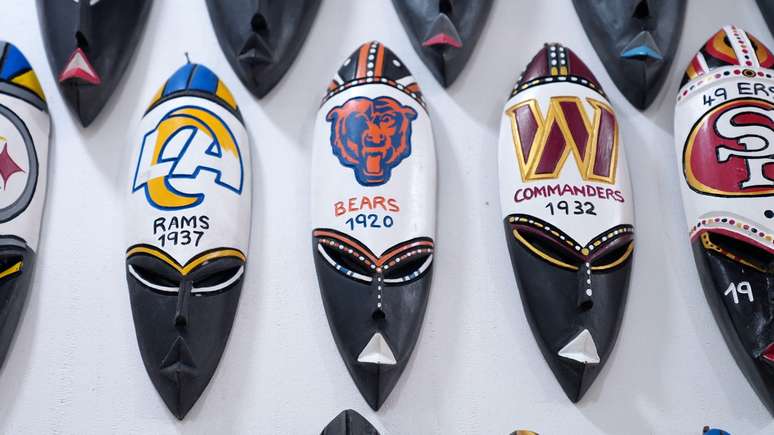 Quem visita Gana pode comprar m&aacute;scaras tradicionais adornadas com as cores dos times de futebol americano