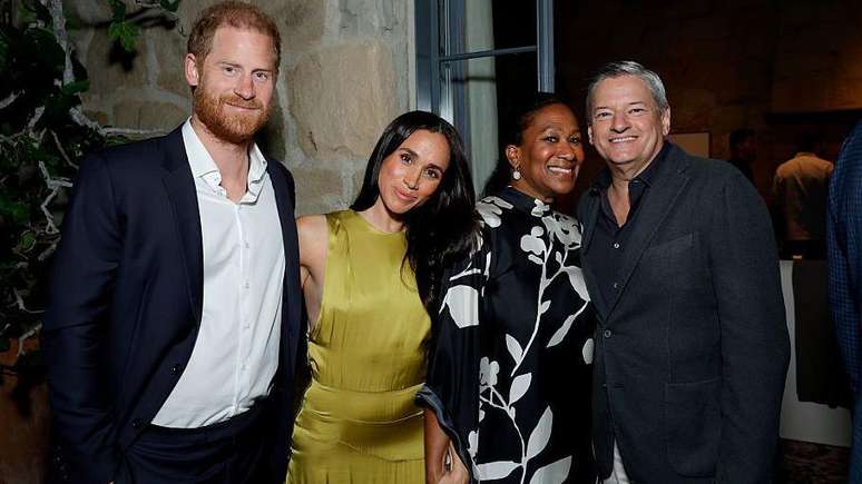 Harry e Meghan com o CEO da Netflix, Ted Sarandos, e sua esposa Nicole Avant