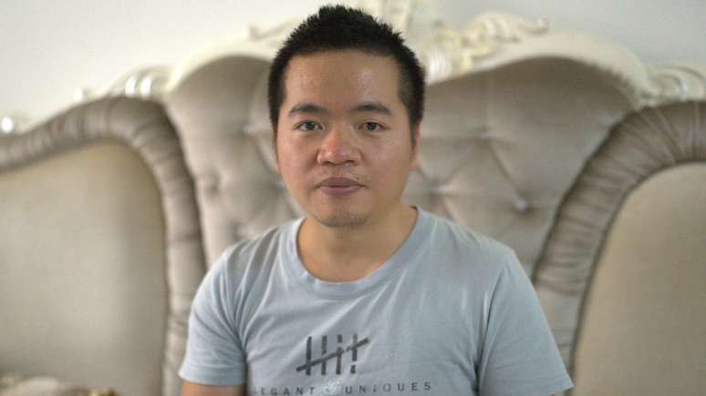 O apartamento de Wang se transformou em um ref&uacute;gio para homens v&iacute;timas de golpes