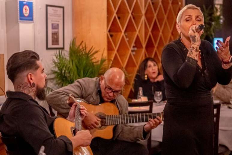 A fadista Ana Carla Lemos em apresenta&ccedil;&atilde;o na Quinta do Olivardo, em Pinheiros