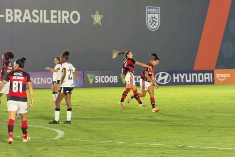 Djeni (segunda da direita para a esquerda) faz o primeiro gol do Fla e comemora. Mas ela ainda faria outro gol.