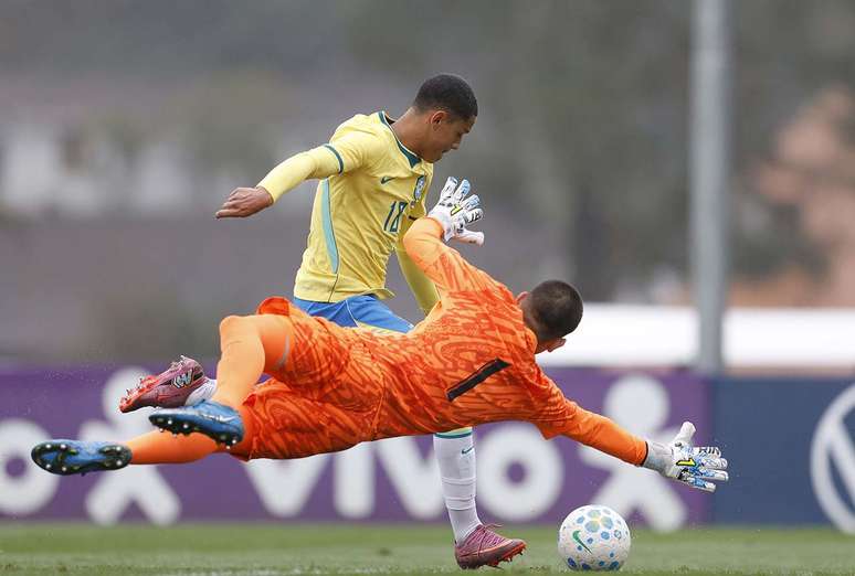 Kelwin driblou o goleiro para marcar o segundo gol do Brasil &ndash;