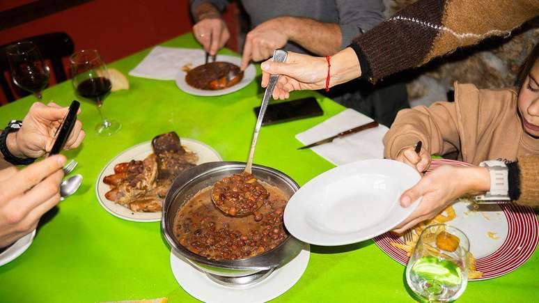 Jantar mais cedo pode mudar a forma como o nosso corpo metaboliza os alimentos