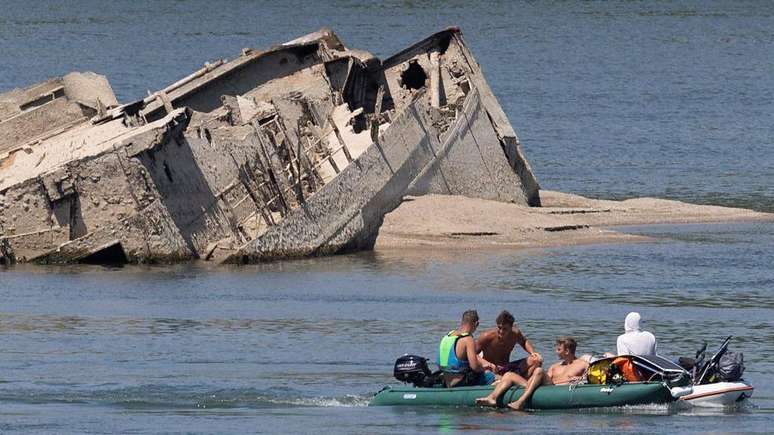 Os navios de guerra alem&atilde;es expostos pela seca do Dan&uacute;bio foram afundados em 1944, perto da cidade de Prahovo, hoje na S&eacute;rvia. Muitos deles ainda cont&ecirc;m muni&ccedil;&atilde;o e explosivos