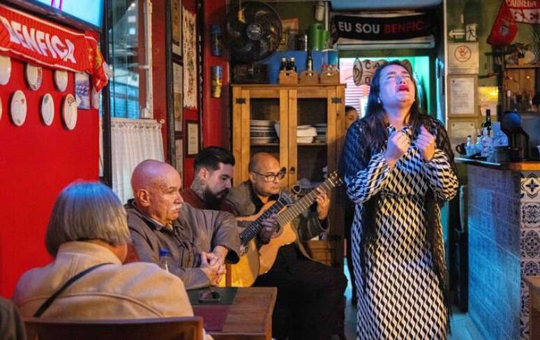 A fadista Let&iacute;cia Ferreira em apresenta&ccedil;&atilde;o na casa Taberna Portucale, no Tatuap&eacute;, em S&atilde;o Paulo