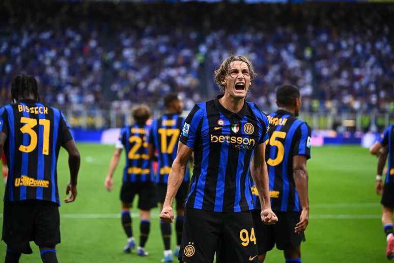 Pio Esposito comemora gola&ccedil;o de calcanhar marcado no segundo tempo da goleada da Inter &ndash;