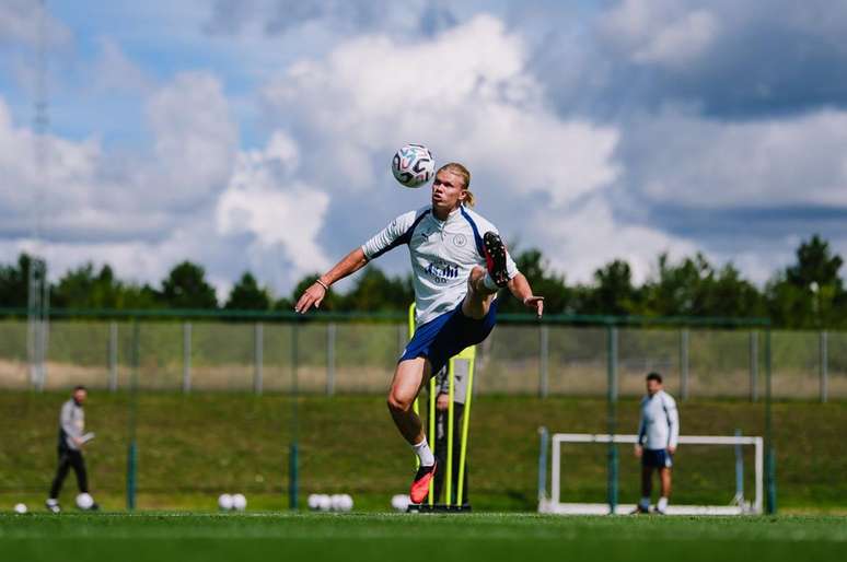 Haaland em campo durante treinamento do Manchester City &ndash;